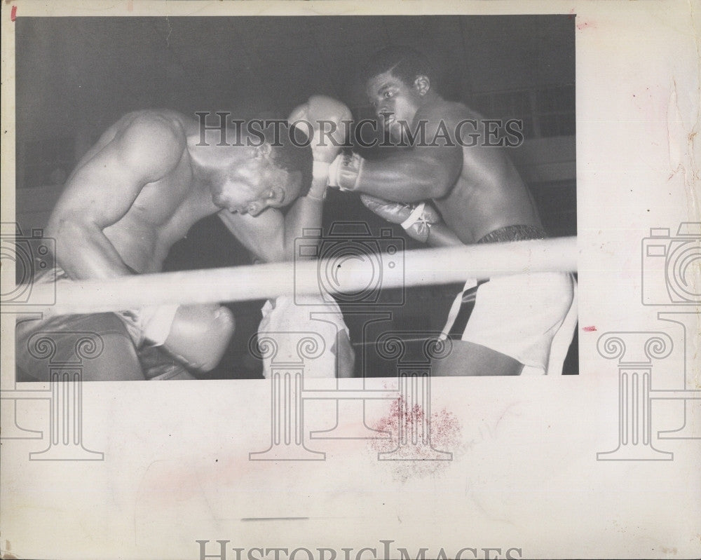 1969 Press Photo Al Jones Mose Harrell Champion Boxers - Historic Images