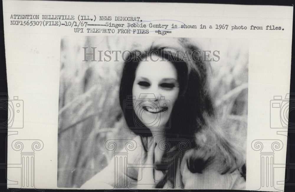 1967 Press Photo Country Singer Bobbie Gentry Smiling - Historic Images