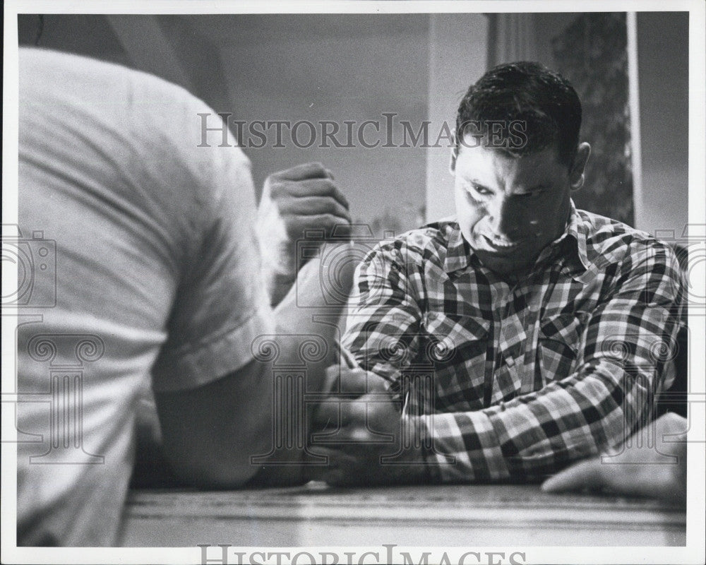 1962 Press Photo Two Men Arm Wrestling In Friendly Fight - Historic Images