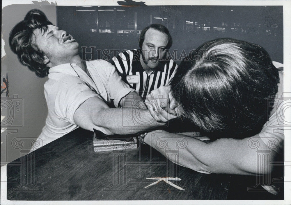 1973 Press Photo Tim Meicher Loses To Tom Mickley In Arm Wrestling - Historic Images