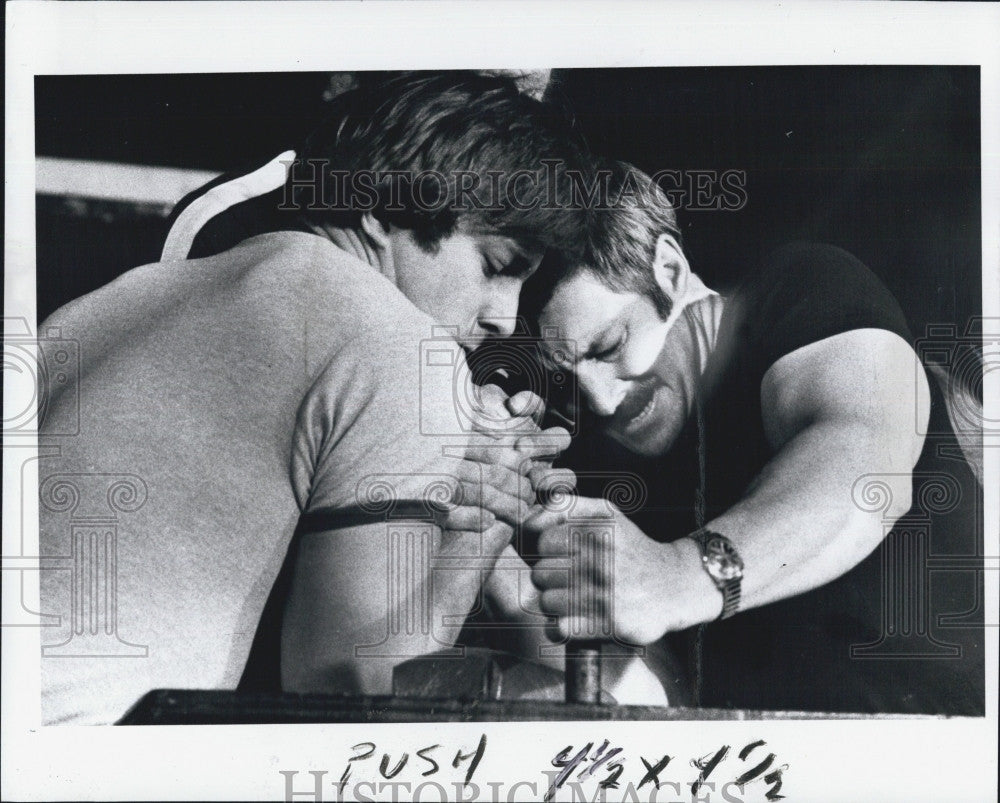 1979 Press Photo Men In Arm Wrestling Match - Historic Images