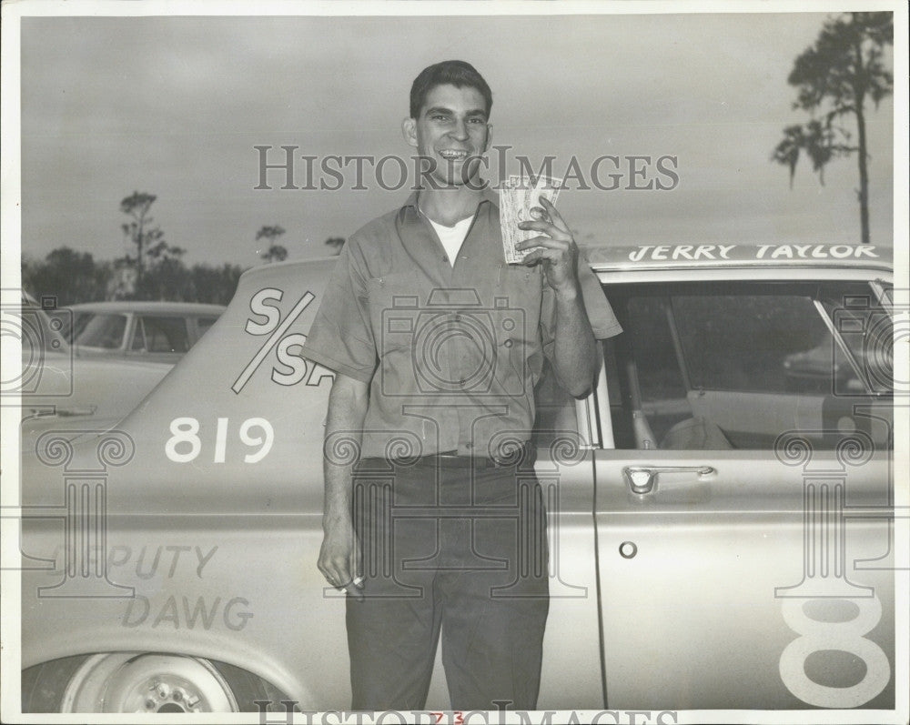 1964 Press Photo Race Car Driver Jerry Taylor standing by Car holding Cash Money - Historic Images