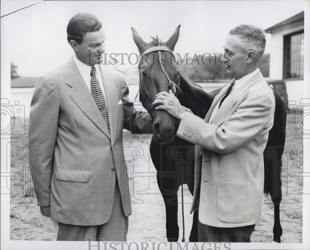 1955 Press Photo Fred Van Lennep &amp; horse official with race horse - Historic Images