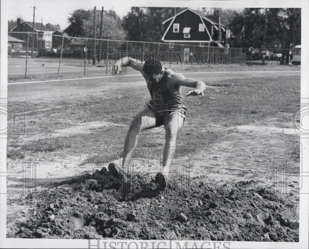 1959 Press Photo Broad Jumper Lonnie Sanders finishes jump - Historic Images