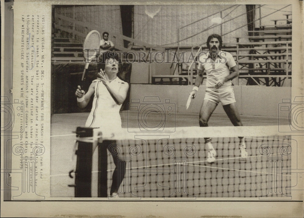 1975 Press Photo Billy Jean King Marty Riessen Tennis Match - Historic Images