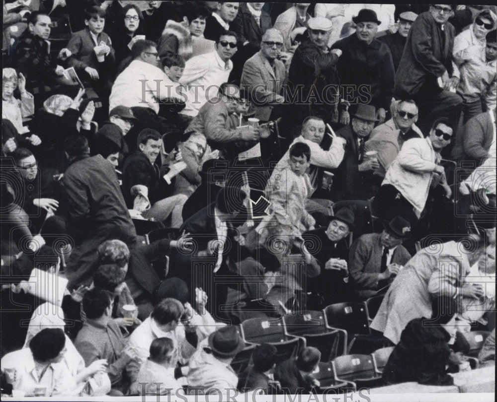 1968 Press Photo Houston Astros Doug Rader Bat flies into crowd - Historic Images