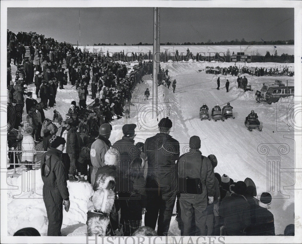 1971 Press Photo Snowmobile Races Crowd Watching Michigan - Historic Images