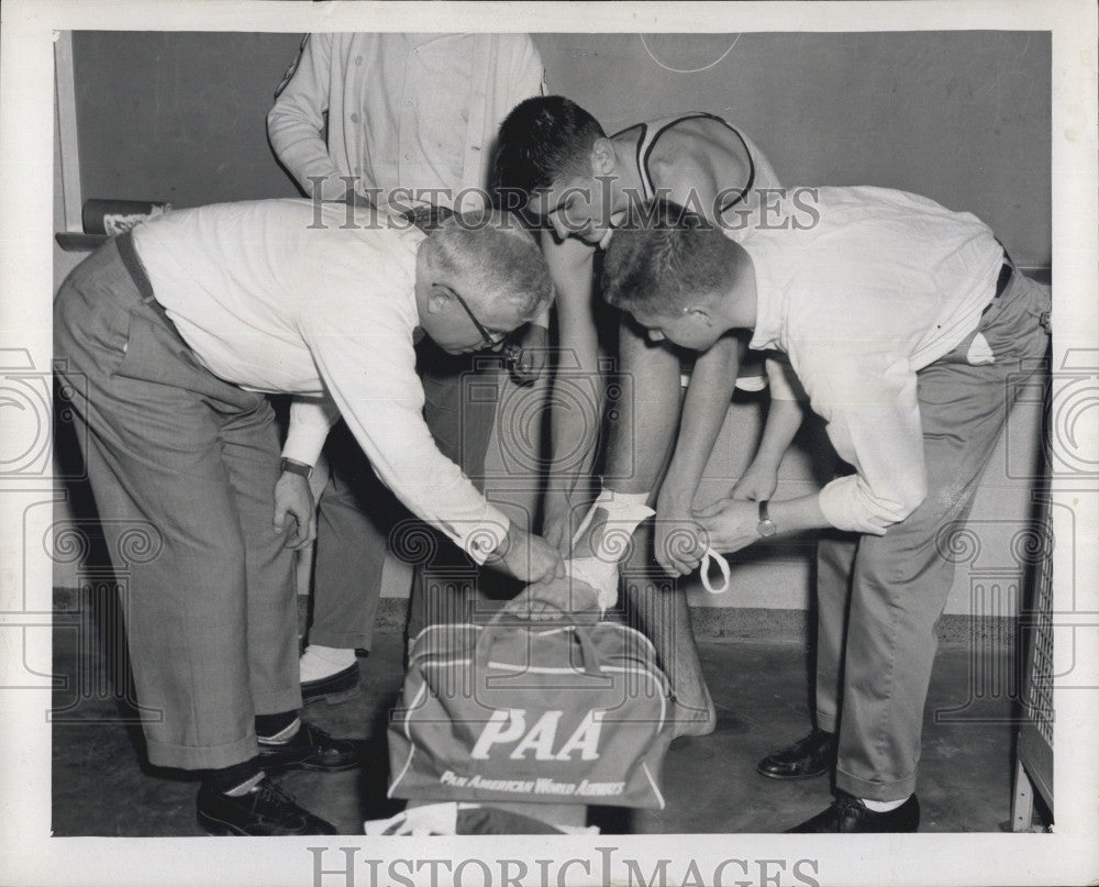 1959 Press Photo Coach Larry Hoff Player Reissen Hinsdale against Riverside - Historic Images
