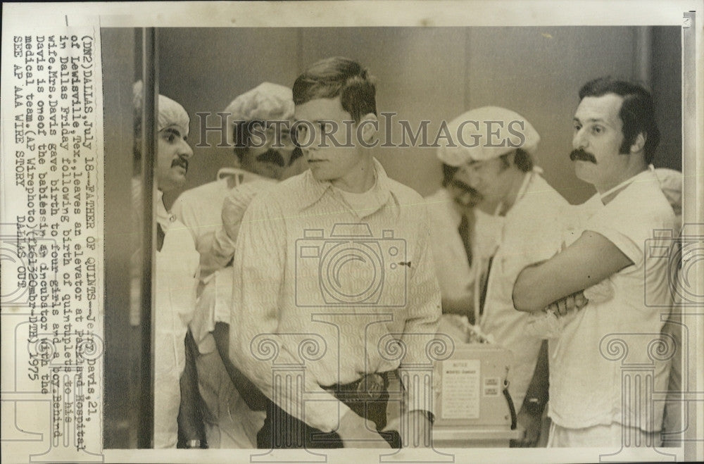 1975 Press Photo Jerry Davis Lewisville Texas Quintuplet Birth - Historic Images