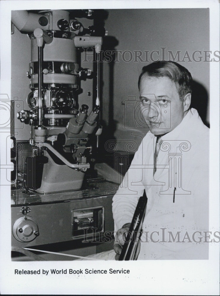 1968 Press Photo Dr. Roy Mackal Electron Microscope University of Chicago - Historic Images