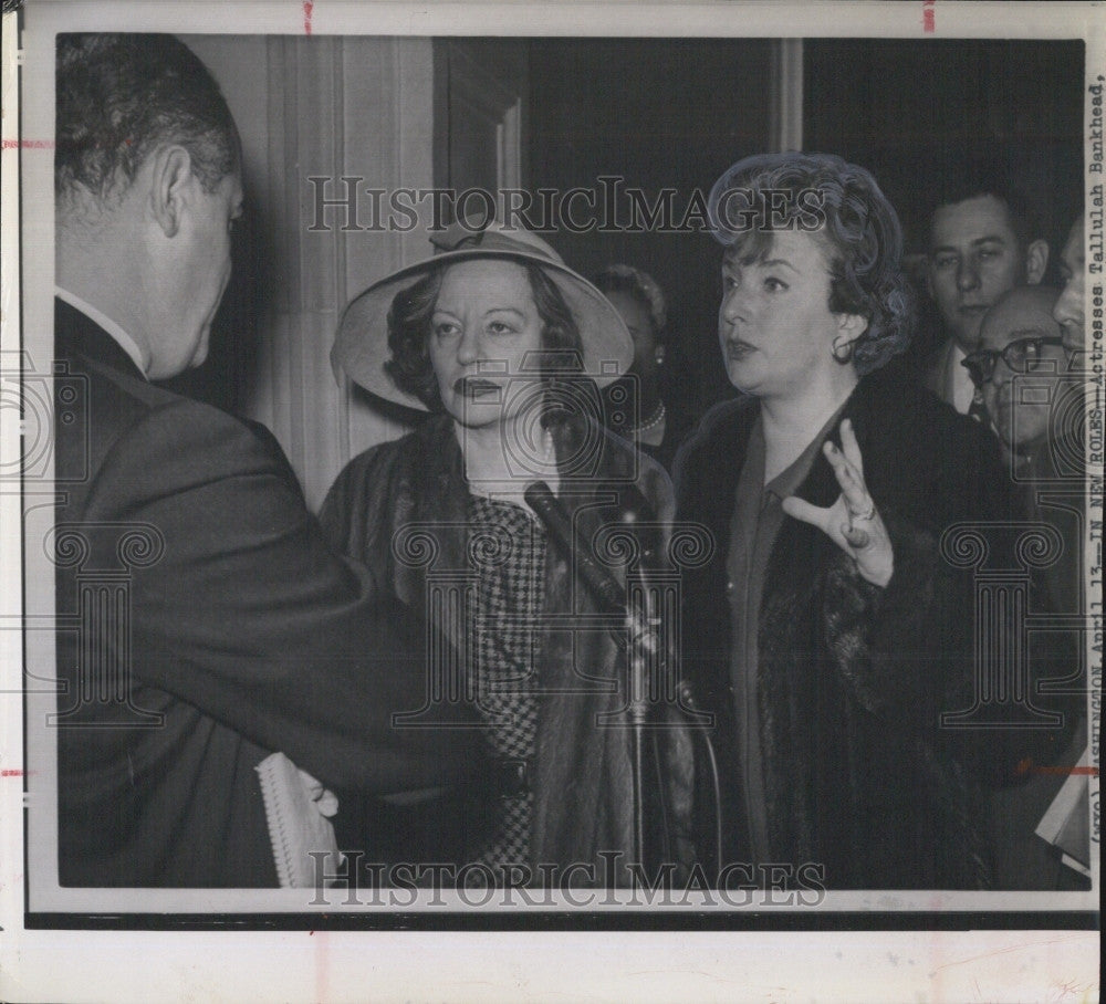 1959 Press Photo Two Women Speaking With Man - Historic Images