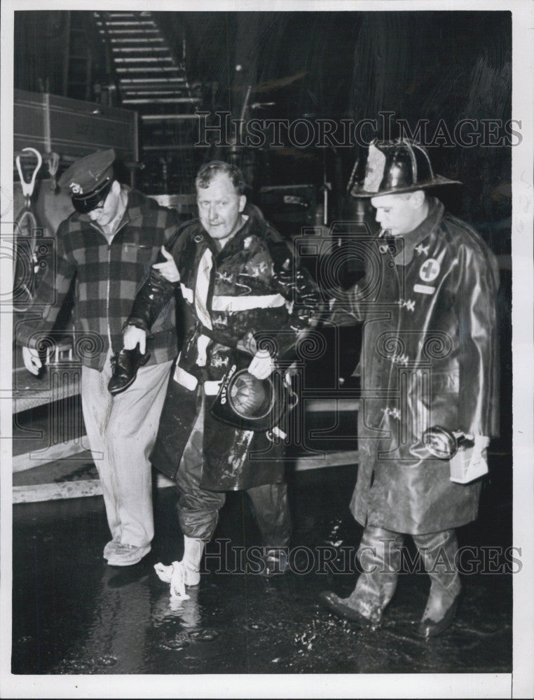 1964 Press Photo Fireman Frank Gifford being assisted to ambulance - Historic Images