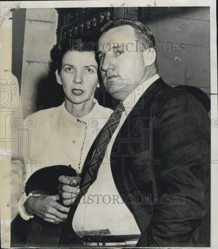 1954 Press Photo Russell Tongay and Mrs. Tongay outside courtroom - Historic Images