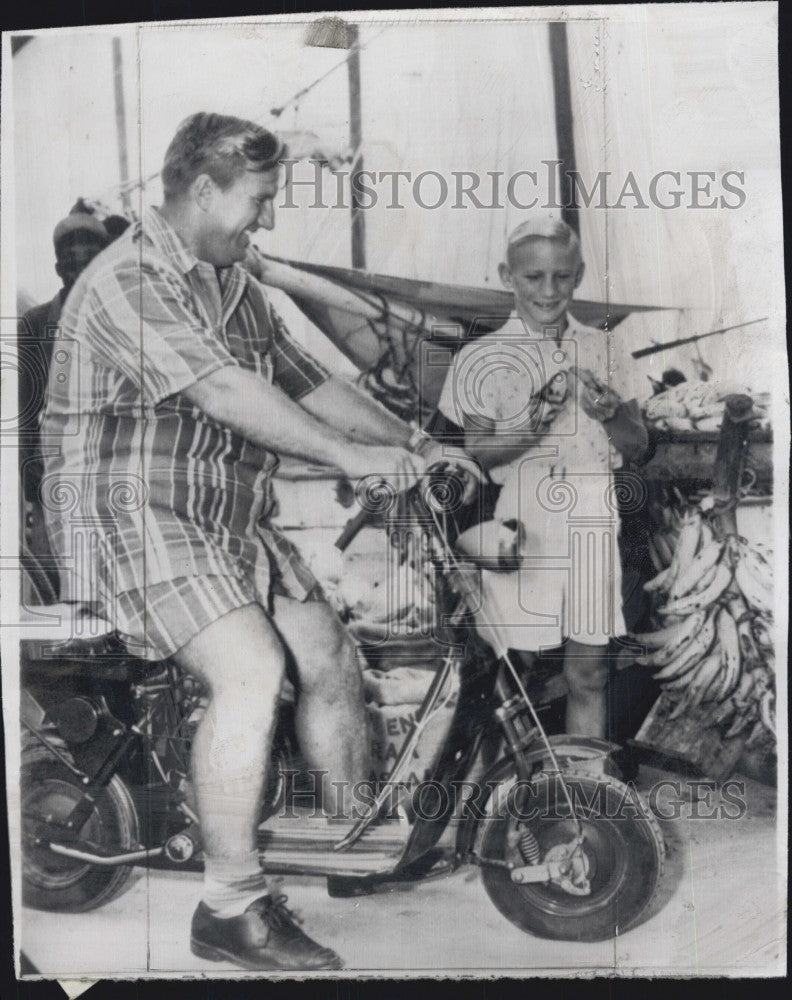 1954 Press Photo Russell Tongay, son Bubba - Historic Images