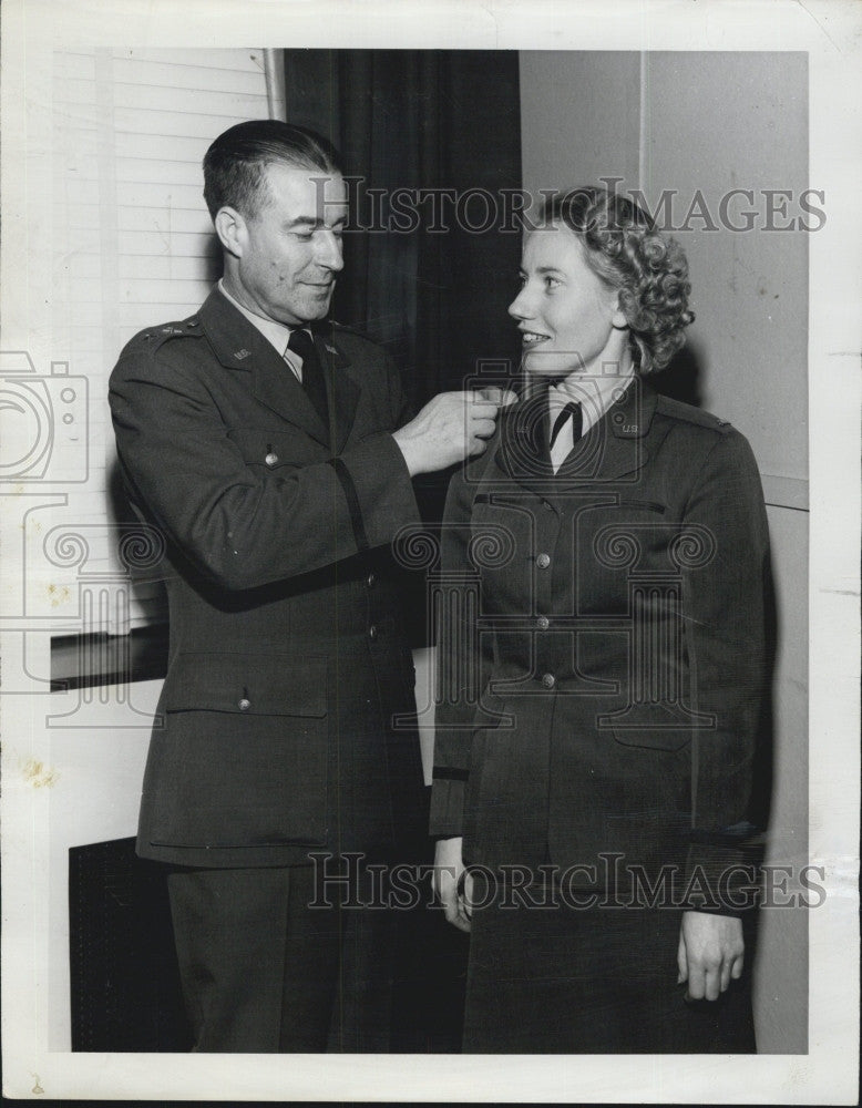 1953 Press Photo Maj. Gen. Raymond C. Maude, WAF Lt. Alice E. Dority - Historic Images