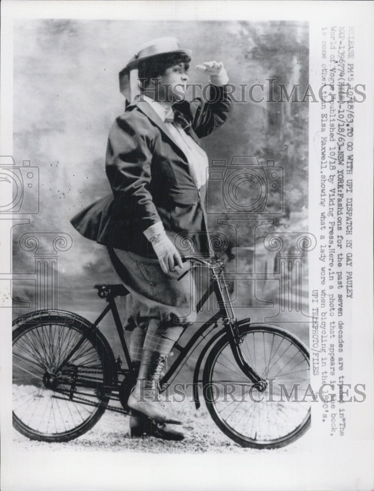 1963 Press Photo Elsa Maxwell 1890 Period Bike Fashion The World Of Vogue Book - Historic Images