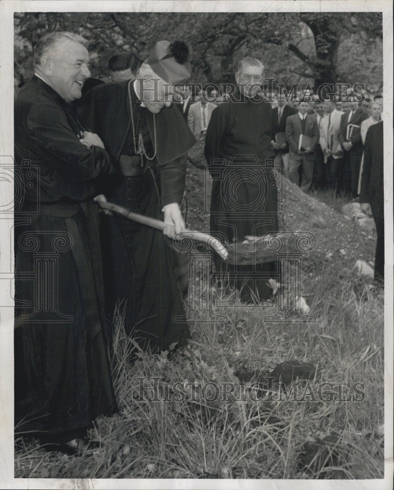 1957 Press Photo Archbishop Richard Cushing, Rev. Joseph Maxwell, Rev. J. Walsh - Historic Images