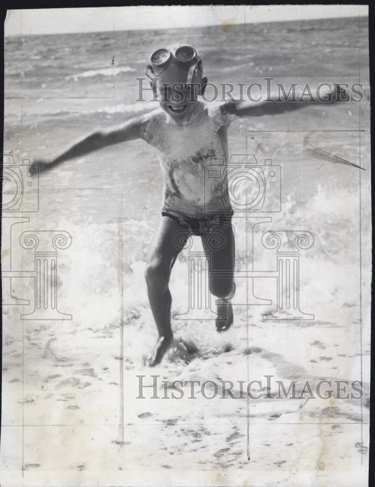 1950 Press Photo Russell Tongay, who swam 22 miles down the Mississippi River - Historic Images