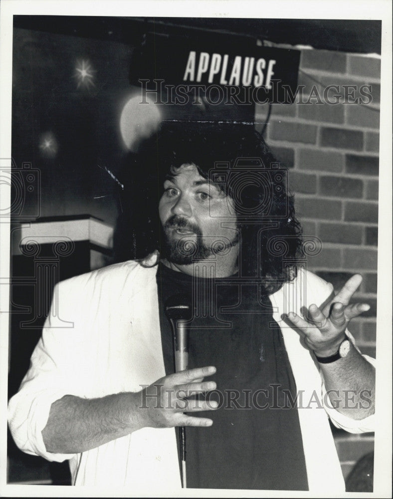 Press Photo Comedian Tony V Does Stand-Up - Historic Images