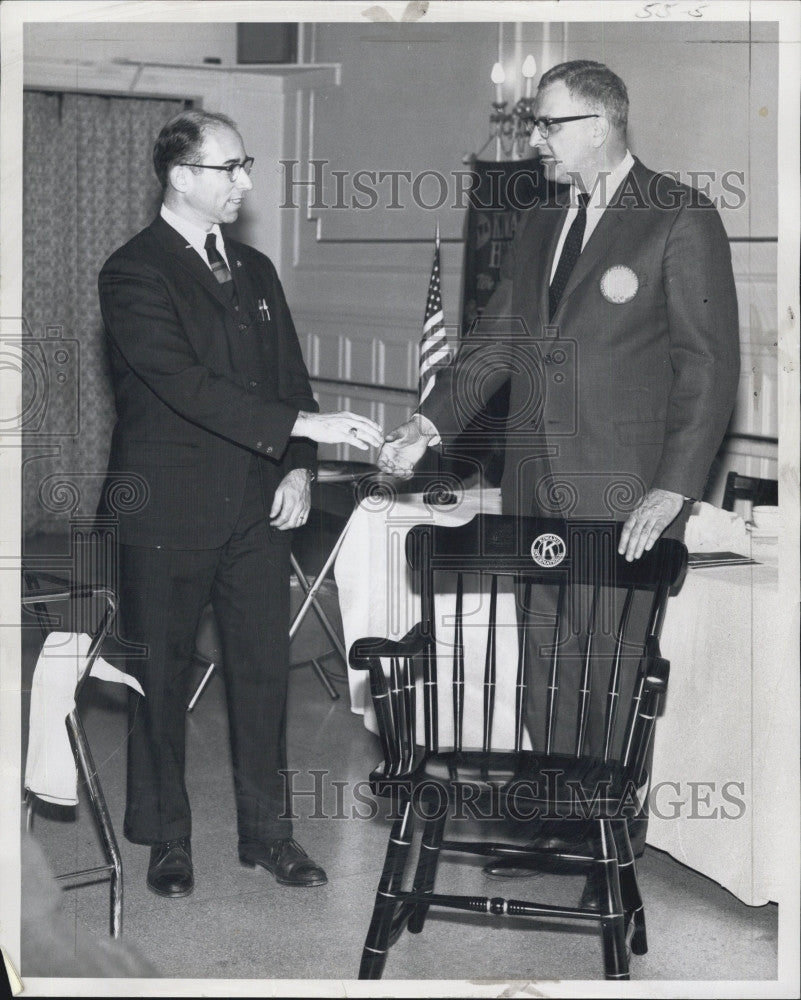 1966 Press Photo Pres of Cambridge Kiwanis R Tonis &amp; ex Dr R Galen - Historic Images