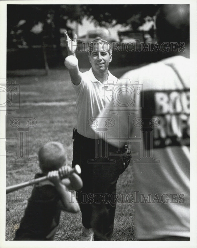 1993 Press Photo Bob Rufo campaigns in S Boston - Historic Images