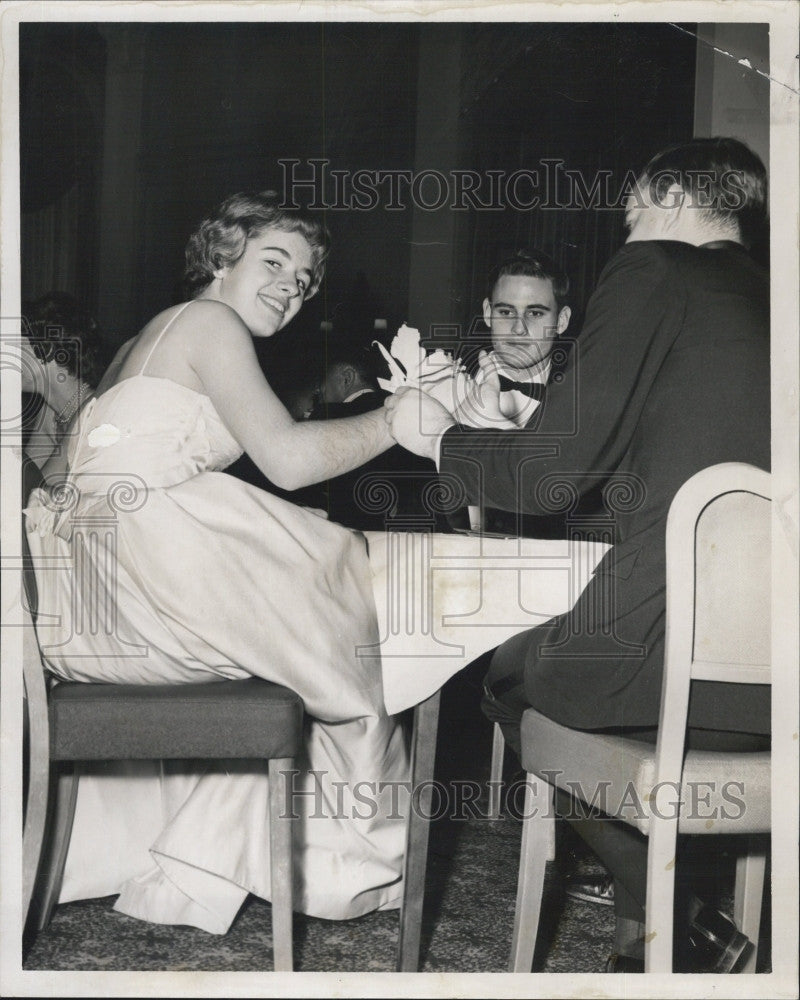 Press Photo Elizabeth Southworth Sutton, H Mason at Debutant ball - Historic Images