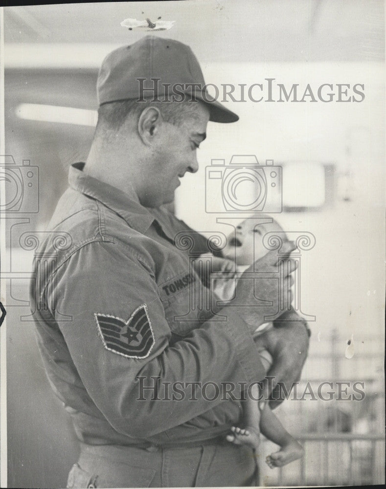 1967 Press Photo Air Force tech Sgt Robert v Tomaselli at an orphanage - Historic Images