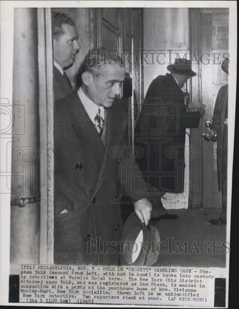 1948 Press Photo Stephen Tolk in custody by a detective - Historic Images