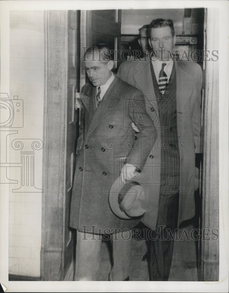 1948 Press Photo Stephen S Tolk in custody  for gambling ring - Historic Images