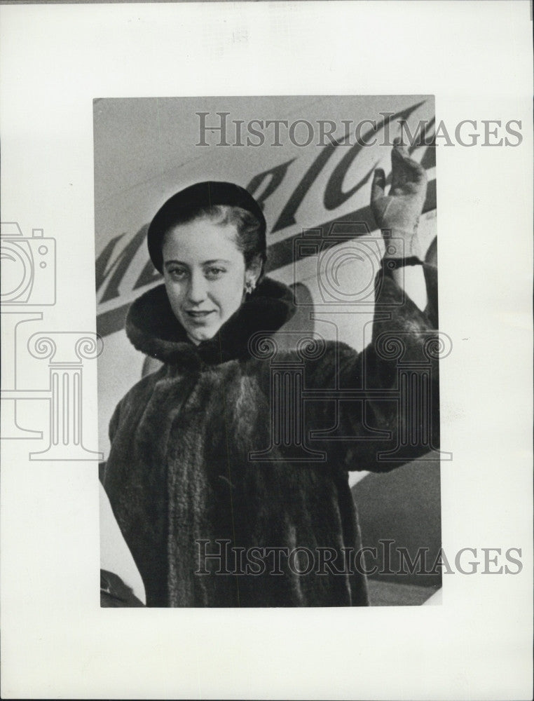 1956 Press Photo Miss Elva Rubenstein boards a plane - Historic Images