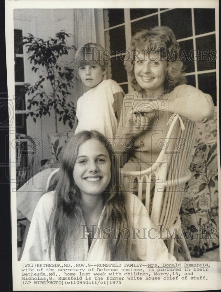 1975 Press Photo Mrs Donald Rumsfeld &amp; family - Historic Images