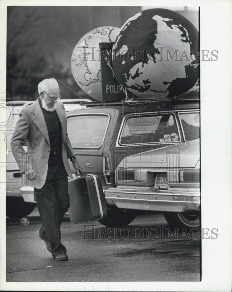 1982 Press Photo John Runnings, claims self citizen of the world - Historic Images