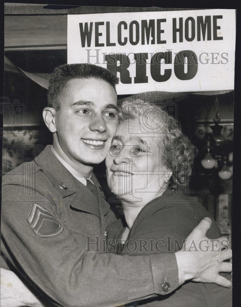 1958 Press Photo Sgt Americo Ruocco and his mother - Historic Images