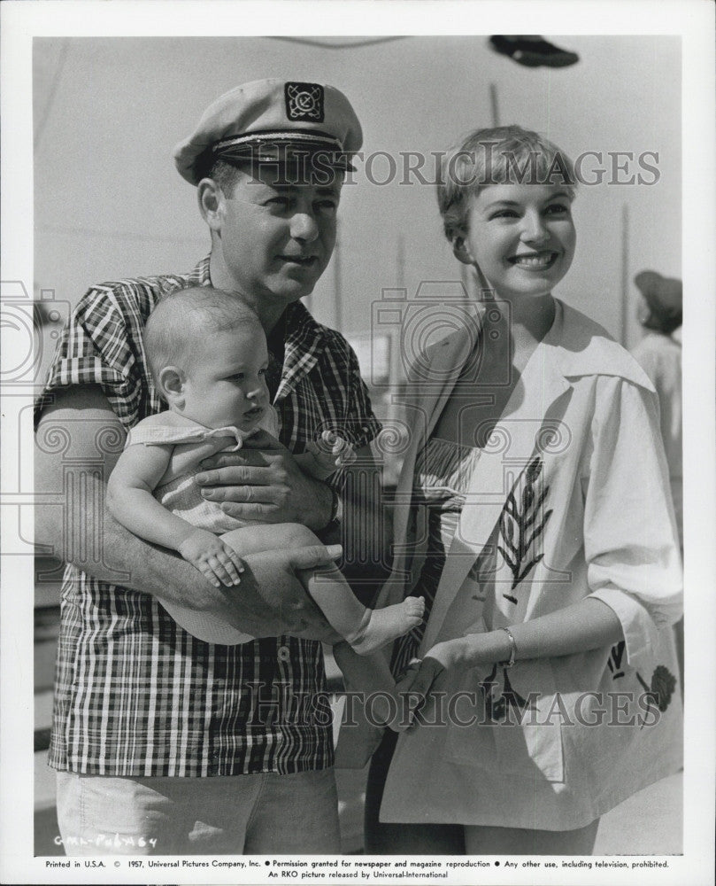 1957 Press Photo Film producer Stanley Rubin, wife Kathleen and son John Michael - Historic Images