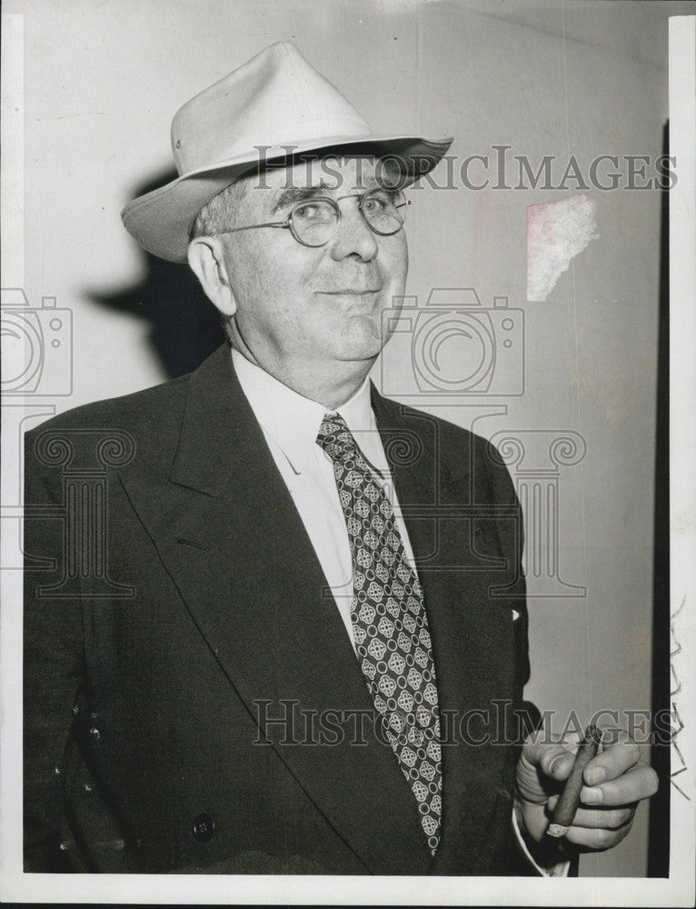 1947 Press Photo Dr. Peirce Leavitt after testifying for State at Cote Trial - Historic Images