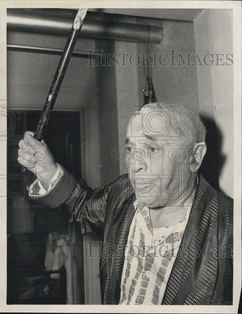 1966 Press Photo Abraham Rubin Defends Apartment From Burglars - Historic Images