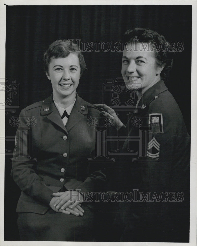 1959 Press Photo U.S. Army Sgt. Helen P. Leard, Sgt. Alice Leard - Historic Images