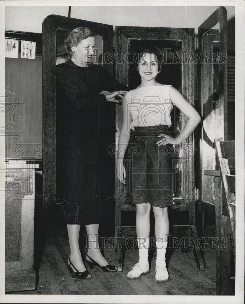 1957 Press Photo Teacher Margaret Learson &amp; student Donna Eaves - Historic Images