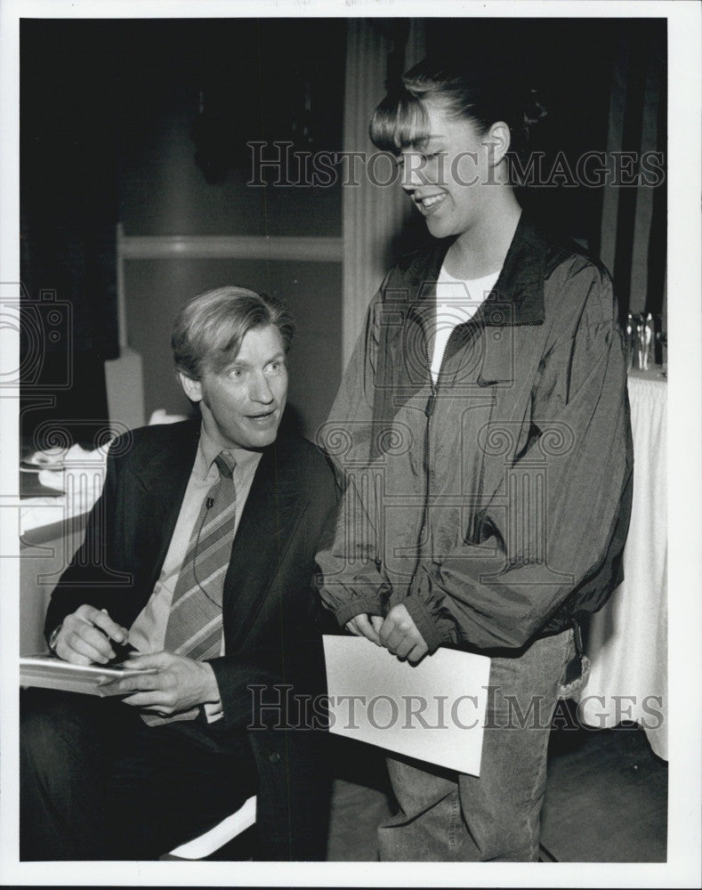 1997 Press Photo Actor comedian Dennis Leary and eight grader Erin Dolan - Historic Images