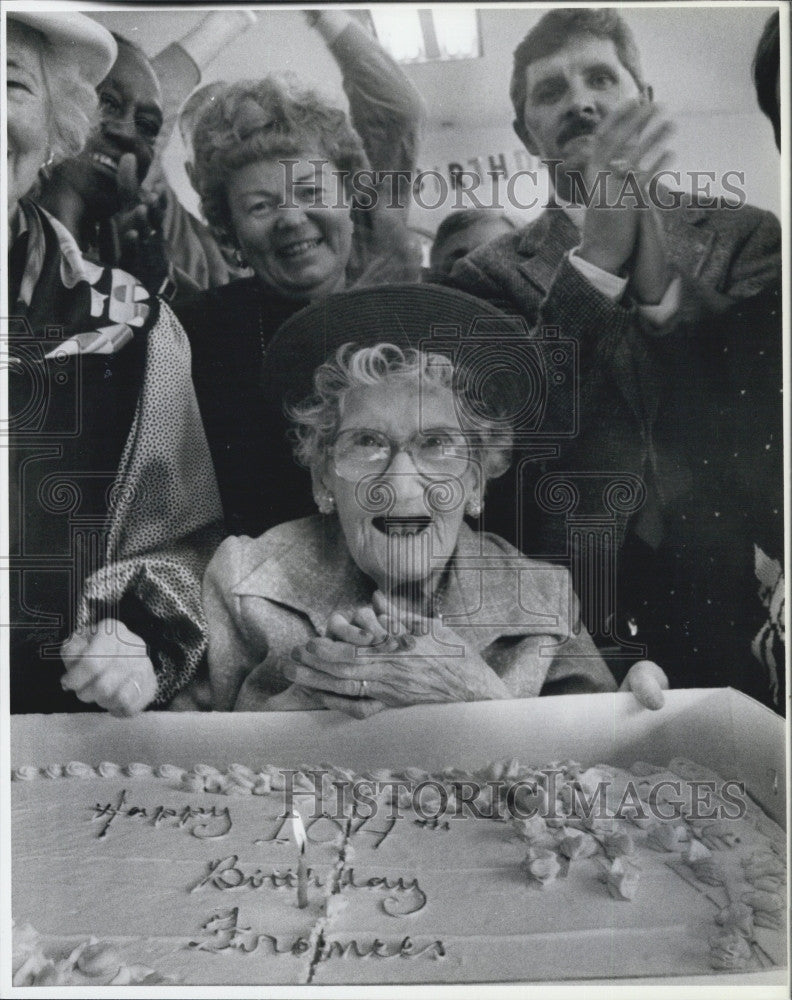 Press Photo 104 years old, Frances Leary at her birthday party at Flynn House - Historic Images