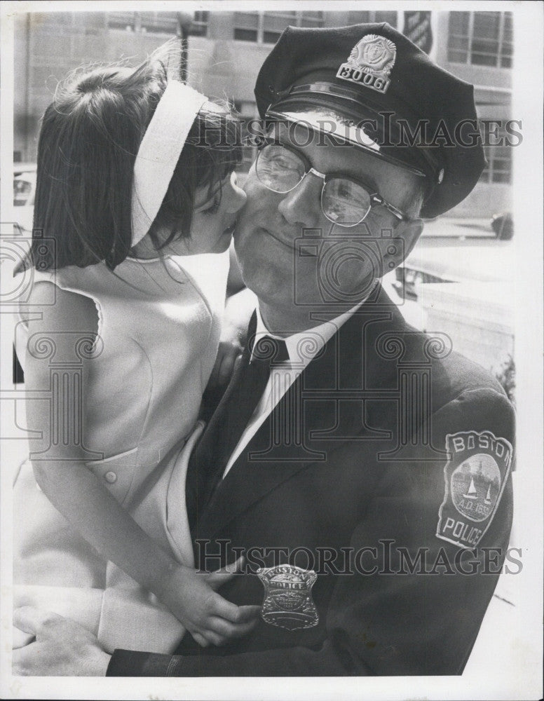 1968 Press Photo Jean Marie Leahy &amp; dad Edward now Sgt on Boston police - Historic Images