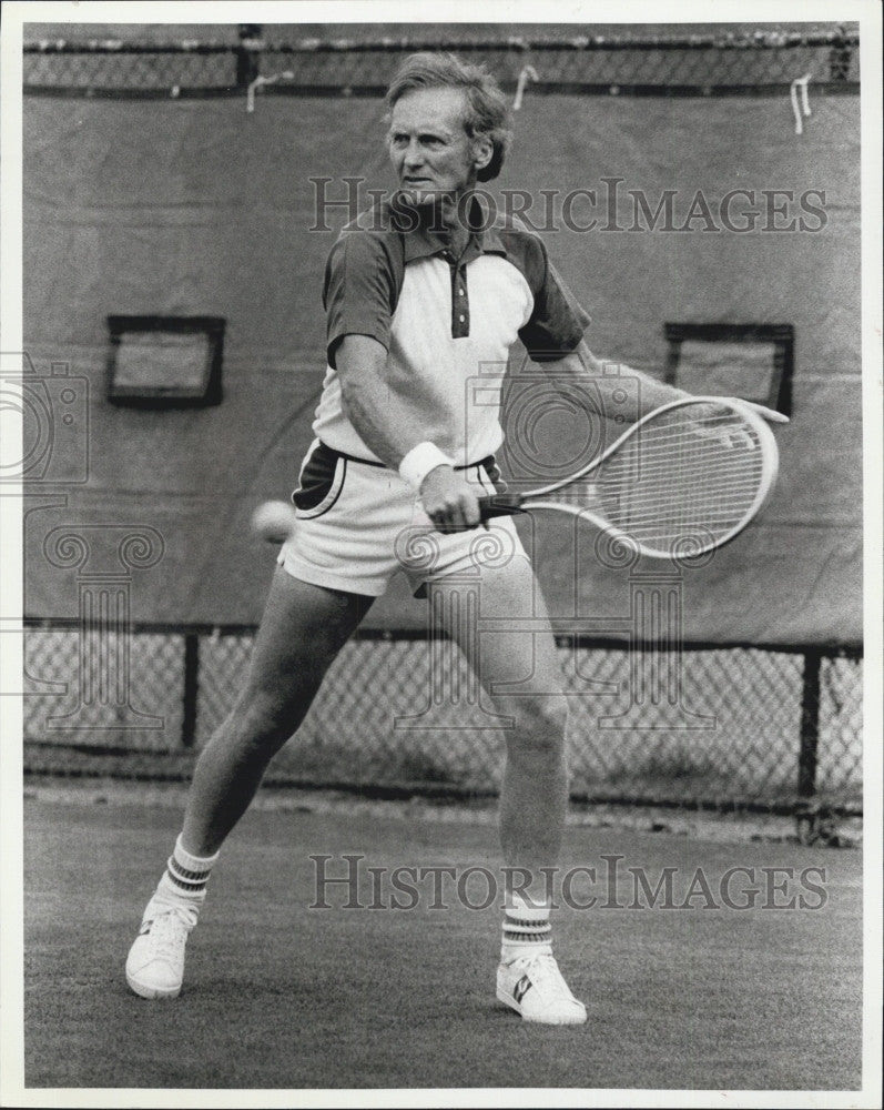 1979 Press Photo Rep. Dr. Robert Leach Plays Tennis in Short Shorts - Historic Images