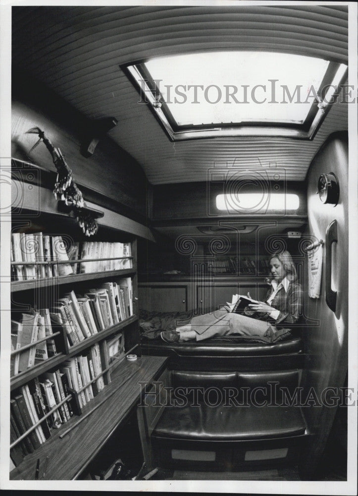 1977 Press Photo Chris Leahy The Mareda Floating Boat Library - Historic Images