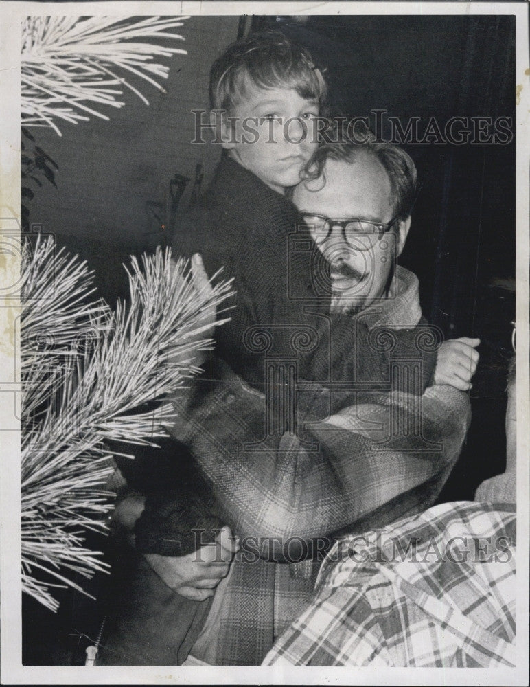 1970 Press Photo Father Samuel Leach Hugs Lost Son, Alexander - Historic Images