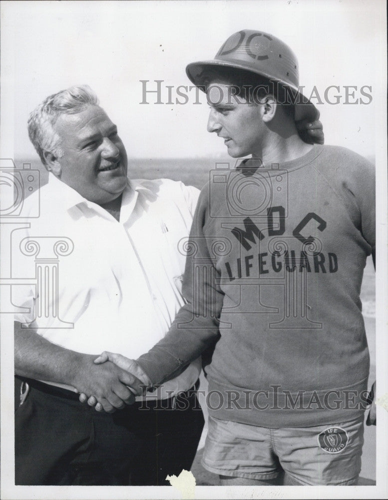 1965 Press Photo John Pizzano Congratulates MDC Lifeguard Edward Leach - Historic Images