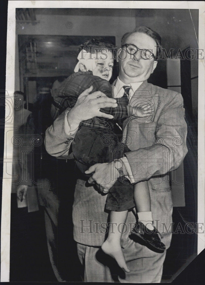 1952 Press Photo Richard Lindberg &amp; son Rich Jr after he played with gun - Historic Images