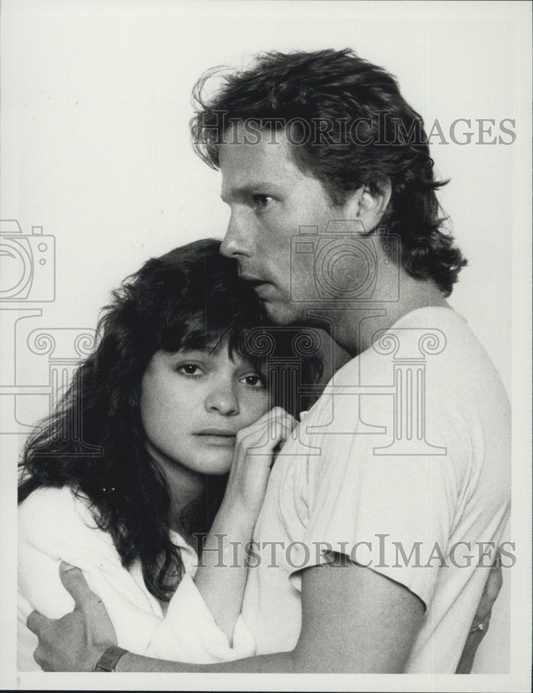 1985 Press Photo Valerie Bertinelli &amp; John Savage in &quot;Silent Witness&quot; - Historic Images