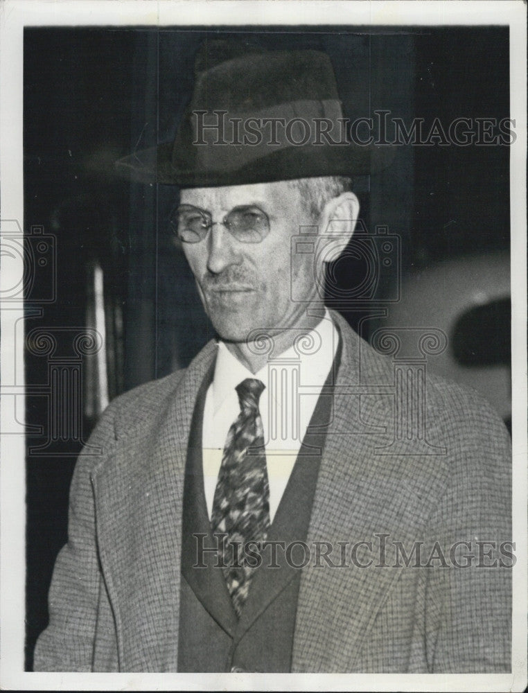 1937 Press Photo Joseph Gedeon, husband of slain Mrs. Mary Dedeon with reporters - Historic Images