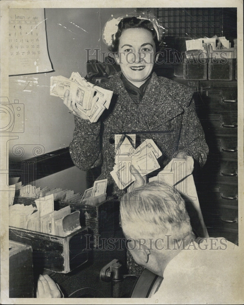 1960 Press Photo Winner of $500 in Record-American SS is Mrs. Ruth Thompson - Historic Images