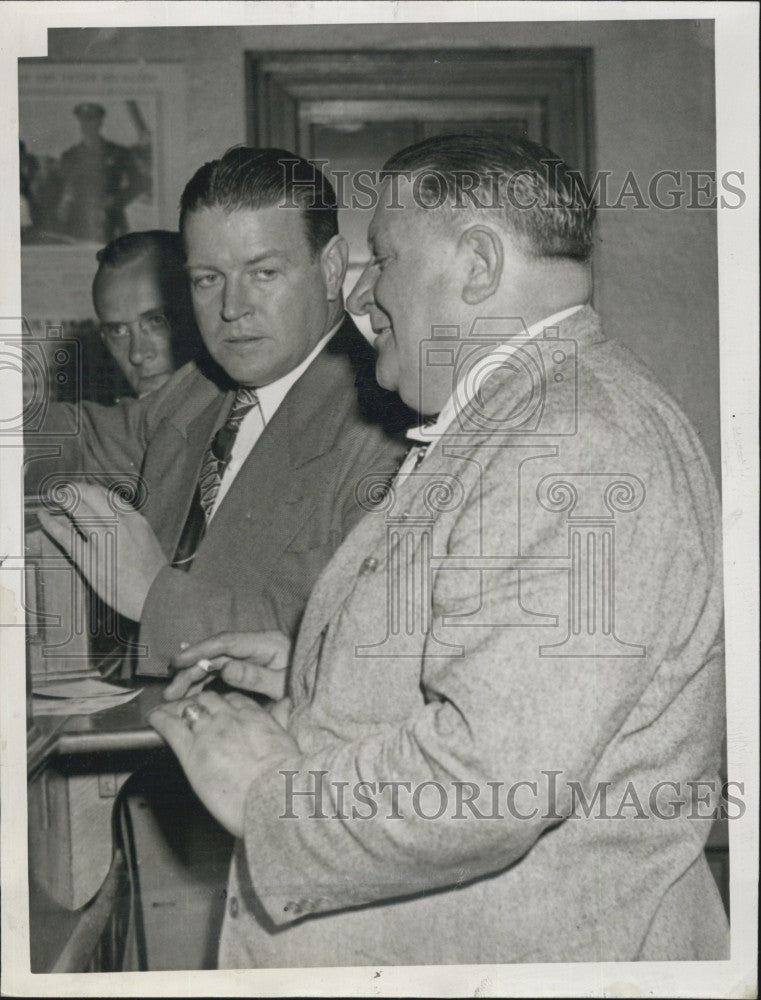 1948 Press Photo Lt Andrew Trodden &amp;  Councilman Andrew Cataldo for perjury - Historic Images